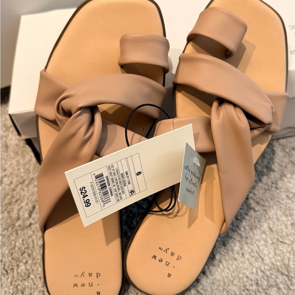 NWT Women’s sandals size 6